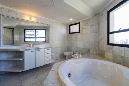 Apartamento para alugar com 676m², 4 quartos e 4 vagas Apartamento para alugar com 676m², 4 quartos e 4 vagasBanheiro da Suíte 4