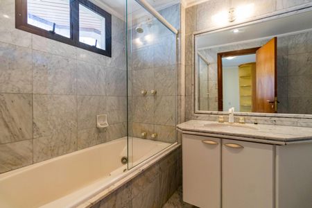 Apartamento para alugar com 676m², 4 quartos e 4 vagas Apartamento para alugar com 676m², 4 quartos e 4 vagasBanheiro da Suíte 2