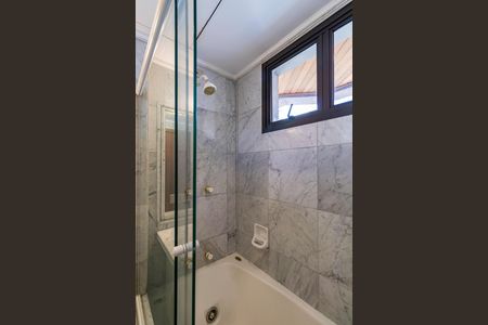 Apartamento para alugar com 676m², 4 quartos e 4 vagas Apartamento para alugar com 676m², 4 quartos e 4 vagasBanheiro da Suíte 1