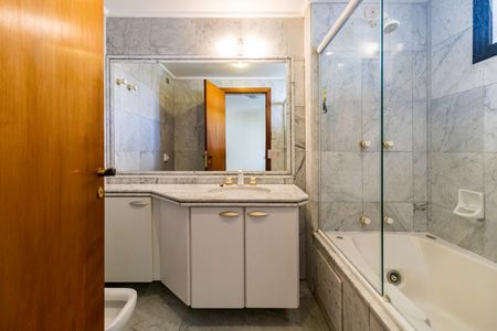 Apartamento para alugar com 676m², 4 quartos e 4 vagas Apartamento para alugar com 676m², 4 quartos e 4 vagasBanheiro da Suíte 1