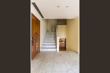 Apartamento para alugar com 676m², 4 quartos e 4 vagas Apartamento para alugar com 676m², 4 quartos e 4 vagasEscada