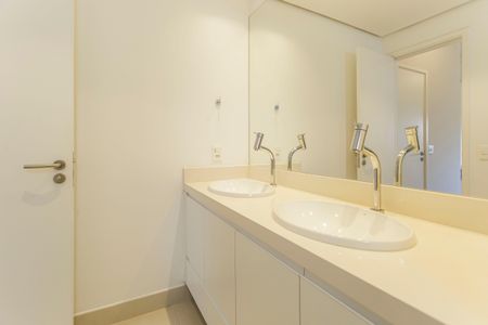 Apartamento à venda com 153m², 3 quartos e 3 vagas Apartamento à venda com 153m², 3 quartos e 3 vagasBanheiro da Suíte 2