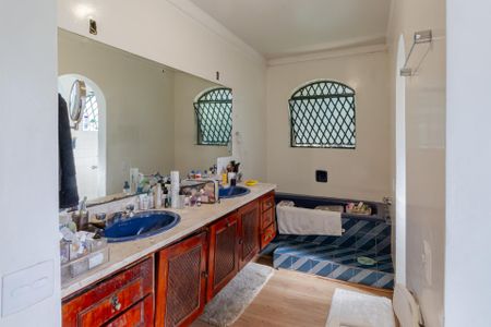 Casa à venda com 450m², 4 quartos e 5 vagasBanheiro Suíte 3