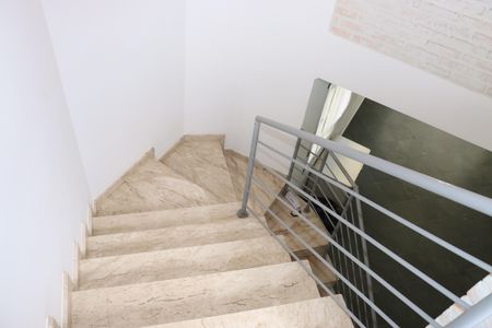 Casa de condomínio para alugar com 188m², 3 quartos e 3 vagasEscada