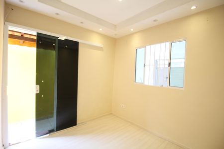 Casa de condomínio à venda com 74m², 2 quartos e 2 vagasSala