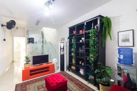 Sala de casa à venda com 2 quartos, 180m² em Vila Carmosina, São Paulo