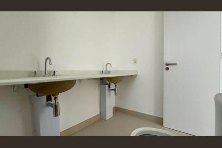 Apartamento à venda com 194m², 4 quartos e 3 vagasBanheiro da Suíte 1