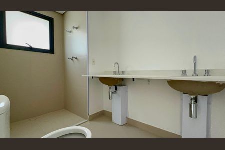 Apartamento à venda com 194m², 4 quartos e 3 vagasBanheiro da Suíte 1