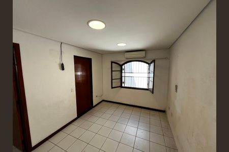 Casa à venda com 240m², 3 quartos e 2 vagas Suíte
