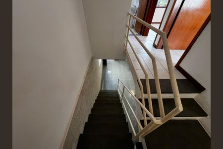 Casa à venda com 240m², 3 quartos e 2 vagasEscada