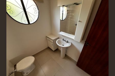 Casa à venda com 240m², 3 quartos e 2 vagasBanheiro