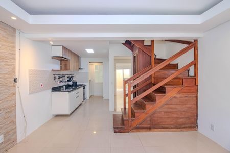 Sala de casa de condomínio à venda com 2 quartos, 103m² em Humaitá, Porto Alegre