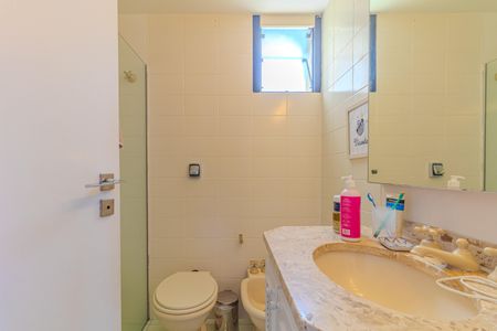 Apartamento à venda com 246m², 4 quartos e 4 vagas Apartamento à venda com 246m², 4 quartos e 4 vagasBanheiro da Suíte 2