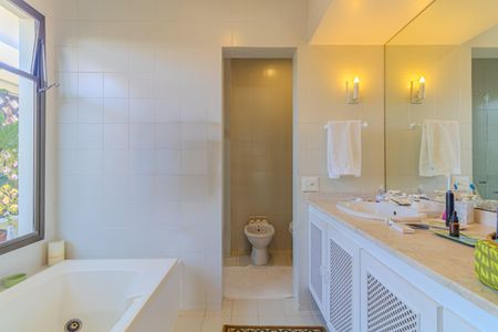 Apartamento à venda com 246m², 4 quartos e 4 vagas Apartamento à venda com 246m², 4 quartos e 4 vagasBanheiro da suíte 1