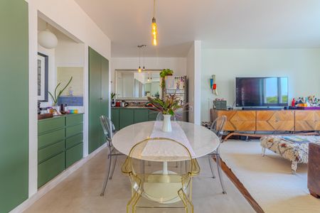 Apartamento à venda com 246m², 4 quartos e 4 vagas Apartamento à venda com 246m², 4 quartos e 4 vagasSala de Jantar