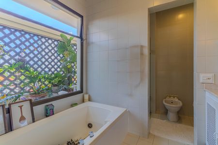 Apartamento à venda com 246m², 4 quartos e 4 vagas Apartamento à venda com 246m², 4 quartos e 4 vagasBanheiro da suíte 1