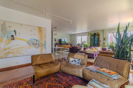 Apartamento à venda com 246m², 4 quartos e 4 vagas Apartamento à venda com 246m², 4 quartos e 4 vagasSala de Estar