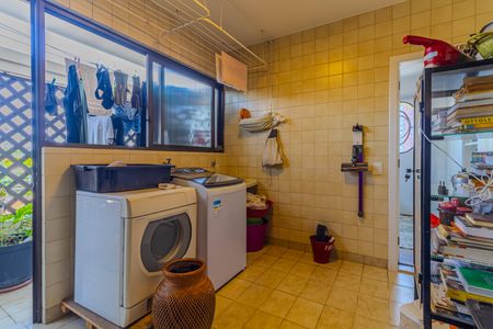 Apartamento à venda com 246m², 4 quartos e 4 vagas Apartamento à venda com 246m², 4 quartos e 4 vagasÁrea de Serviço