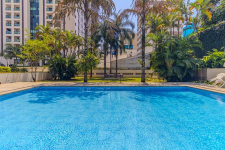 Apartamento à venda com 246m², 4 quartos e 4 vagas Apartamento à venda com 246m², 4 quartos e 4 vagasÁrea comum - Piscina