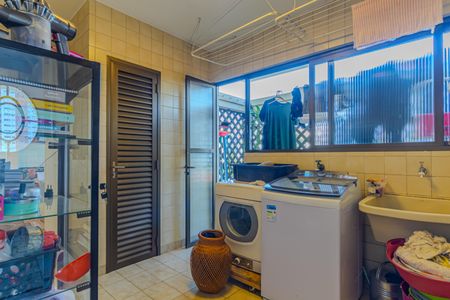 Apartamento à venda com 246m², 4 quartos e 4 vagas Apartamento à venda com 246m², 4 quartos e 4 vagasÁrea de Serviço