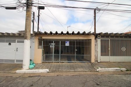 Casa à venda com 150m², 2 quartos e 2 vagas Casa à venda com 150m², 2 quartos e 2 vagasFachada