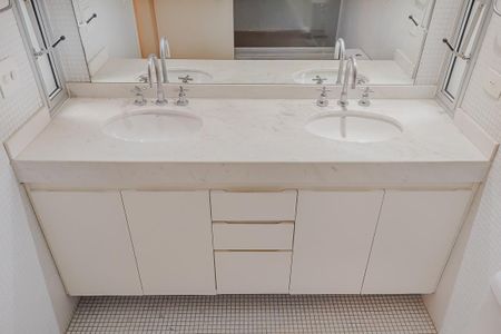 Apartamento à venda com 130m², 3 quartos e 2 vagasBanheiro da Suíte 1