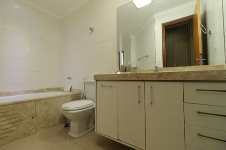 Apartamento para alugar com 216m², 4 quartos e 3 vagasBanheiro da Suíte 3