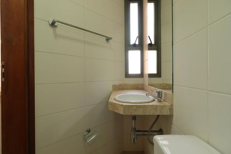 Apartamento para alugar com 216m², 4 quartos e 3 vagasBanheiro de Serviço