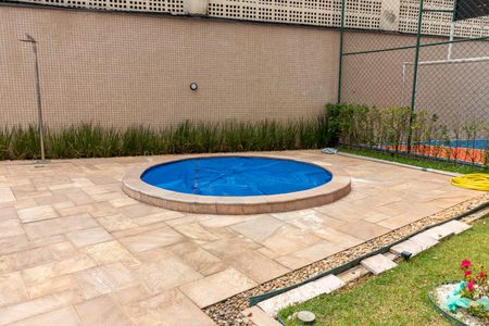 Apartamento à venda com 128m², 3 quartos e 2 vagas Apartamento à venda com 128m², 3 quartos e 2 vagasÁrea comum - Piscina