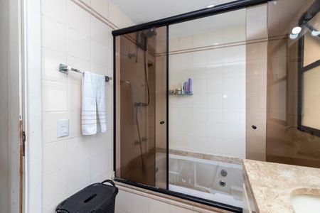 Apartamento à venda com 128m², 3 quartos e 2 vagas Apartamento à venda com 128m², 3 quartos e 2 vagasBanheiro da Suíte