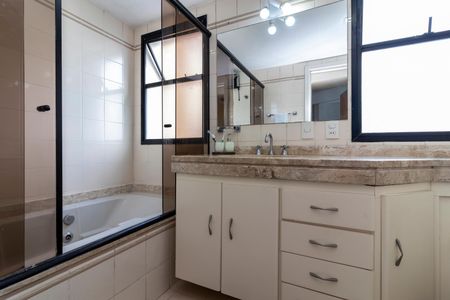 Apartamento à venda com 128m², 3 quartos e 2 vagas Apartamento à venda com 128m², 3 quartos e 2 vagasBanheiro da Suíte