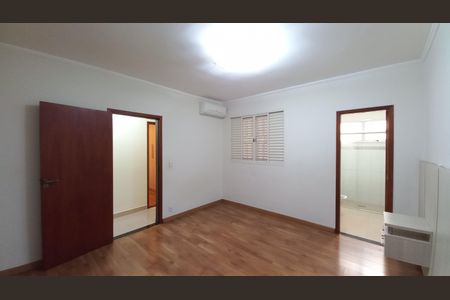 Casa à venda com 352m², 4 quartos e 4 vagasSuíte