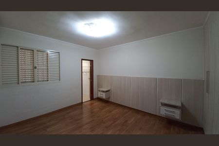 Casa à venda com 352m², 4 quartos e 4 vagasSuíte