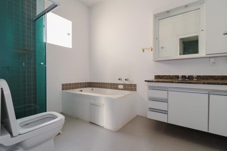 Casa de condomínio à venda com 300m², 4 quartos e 2 vagas Casa de condomínio à venda com 300m², 4 quartos e 2 vagasBanheiro da Suíte 1