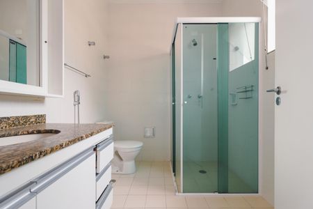 Casa de condomínio à venda com 300m², 4 quartos e 2 vagas Casa de condomínio à venda com 300m², 4 quartos e 2 vagasBanheiro da Suíte 2