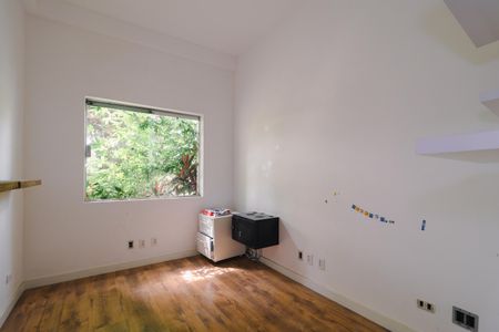 Casa de condomínio à venda com 300m², 4 quartos e 2 vagas Casa de condomínio à venda com 300m², 4 quartos e 2 vagasEscritório