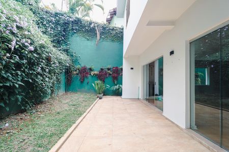 Casa de condomínio à venda com 300m², 4 quartos e 2 vagas Casa de condomínio à venda com 300m², 4 quartos e 2 vagasÁrea externa