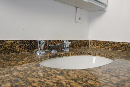 Casa de condomínio à venda com 300m², 4 quartos e 2 vagas Casa de condomínio à venda com 300m², 4 quartos e 2 vagasBanheiro da Suíte 1