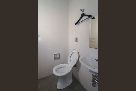 Casa de condomínio à venda com 300m², 4 quartos e 2 vagas Casa de condomínio à venda com 300m², 4 quartos e 2 vagasBanheiro de Serviço