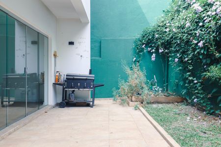 Casa de condomínio à venda com 300m², 4 quartos e 2 vagas Casa de condomínio à venda com 300m², 4 quartos e 2 vagasÁrea externa