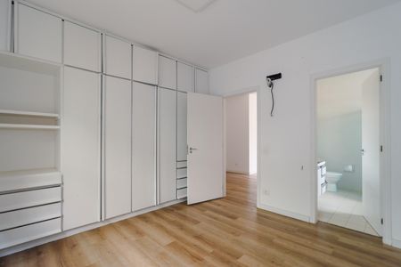 Casa de condomínio à venda com 300m², 4 quartos e 2 vagas Casa de condomínio à venda com 300m², 4 quartos e 2 vagasSuíte 2