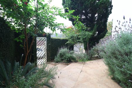 Casa de condomínio à venda com 300m², 4 quartos e 2 vagas Casa de condomínio à venda com 300m², 4 quartos e 2 vagasÁrea externa