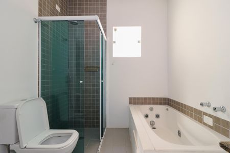 Casa de condomínio à venda com 300m², 4 quartos e 2 vagas Casa de condomínio à venda com 300m², 4 quartos e 2 vagasBanheiro da Suíte 1