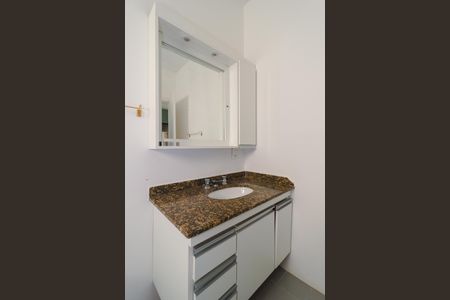 Casa de condomínio à venda com 300m², 4 quartos e 2 vagas Casa de condomínio à venda com 300m², 4 quartos e 2 vagasBanheiro da Suíte 1