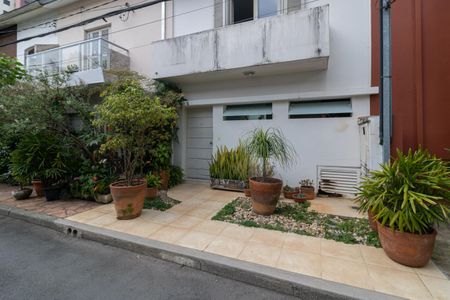 Casa à venda com 110m², 2 quartos e 1 vaga Casa à venda com 110m², 2 quartos e 1 vagaFachada