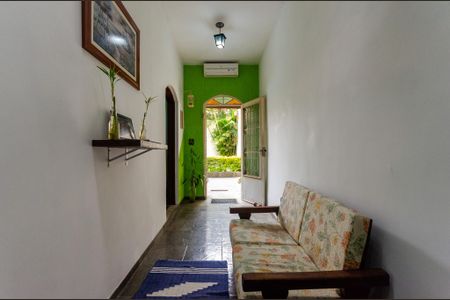 Casa à venda com 100m², 2 quartos e 3 vagas Casa à venda com 100m², 2 quartos e 3 vagasCorredor