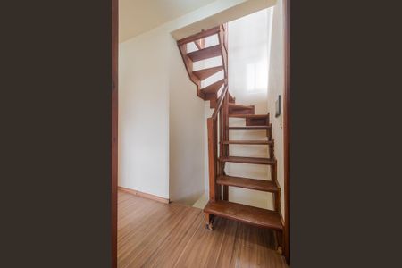 Casa à venda com 175m², 4 quartos e 1 vaga Casa à venda com 175m², 4 quartos e 1 vagaEscada