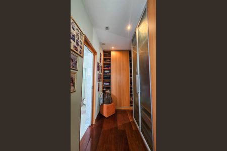 Casa à venda com 297m², 4 quartos e 2 vagasCloset