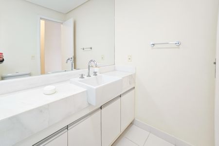 Apartamento para alugar com 133m², 3 quartos e 3 vagas Apartamento para alugar com 133m², 3 quartos e 3 vagasBanheiro da Suíte