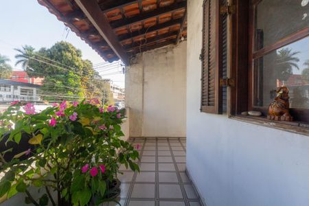 Casa à venda com 170m², 3 quartos e 2 vagas Casa à venda com 170m², 3 quartos e 2 vagasVaranda